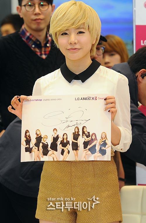 [PIC][15-11-2012]SNSD xuất hiện tại buổi fansign cho thương hiệu "LG" vào chiều nay Image_readtop_2012_756283_1352973912777427