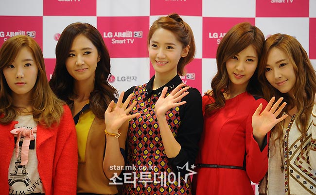 [PIC][15.11.12] SNSD kí tặng fan @ LG Electronic  Image_readtop_2012_756301_1352974281777438