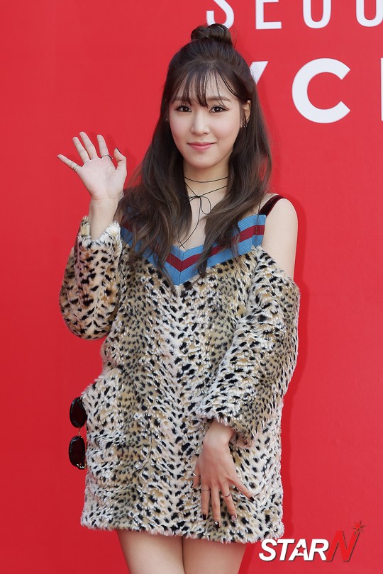 [PIC][24-03-2016]Tiffany tham dự Show diễn của thương hiệu "YCH" trong khuôn khổ "HERA SEOUL FASHION WEEK S/S 2016" vào sáng nay 20160324120024_56f358481d1ee_1