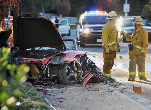 حادث سير مأساوي يودي بحياة الممثل الشاب بول ووكر بطل "Fast and Furious" 1385882998_article-2516303-19BF938300000578-301_964x704_121305_large