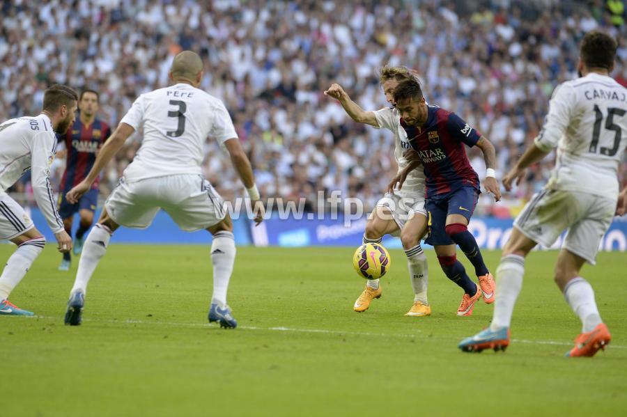 صور : مباراة ريال مدريد - برشلونة 3-1 ( 25-10-2014 )  W_900x700_25190156rapariciorm24