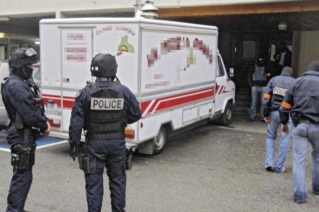 En octobre 2009, la police, lourdement armée, procédait à l’interpellation d’Adlène H. au domicile de ses parents à Vienne, dans l’Isère.