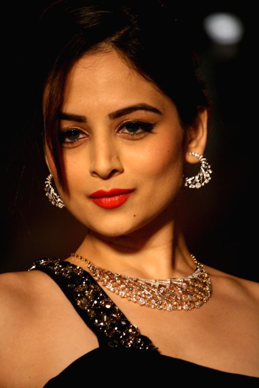  ★♔★Zoya  Afroz  ★♔★(INDIA 2013) - Page 2 New-delhi-05-july-2013-the-launch-of-tanishq-s-79384