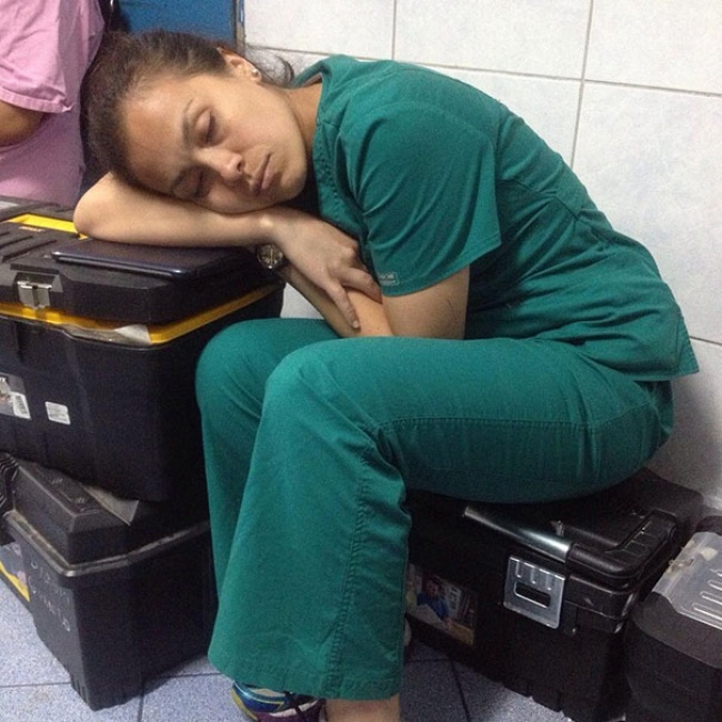 Un blogueur qui a posté la photo d’un médecin de garde endormi ne s’attendait jamais à une réponse pareille 153055-650-1458560809-medical-resident-sleeping-overworked-doctors-mexico-yo-tambien-mi-dormi-11