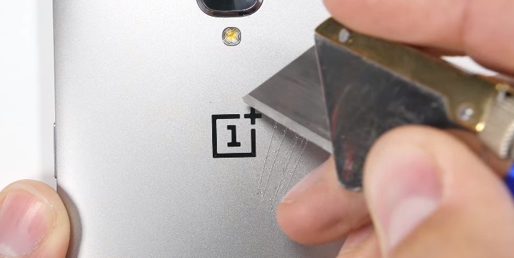 Teste de riscos na parte traseira do OnePlus 3