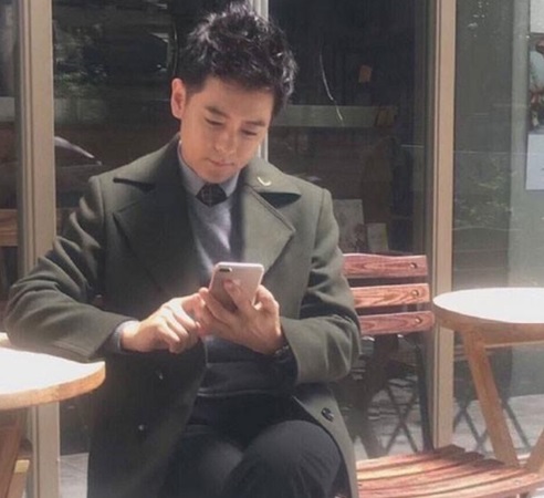 Jimmy Lin com novo iphone