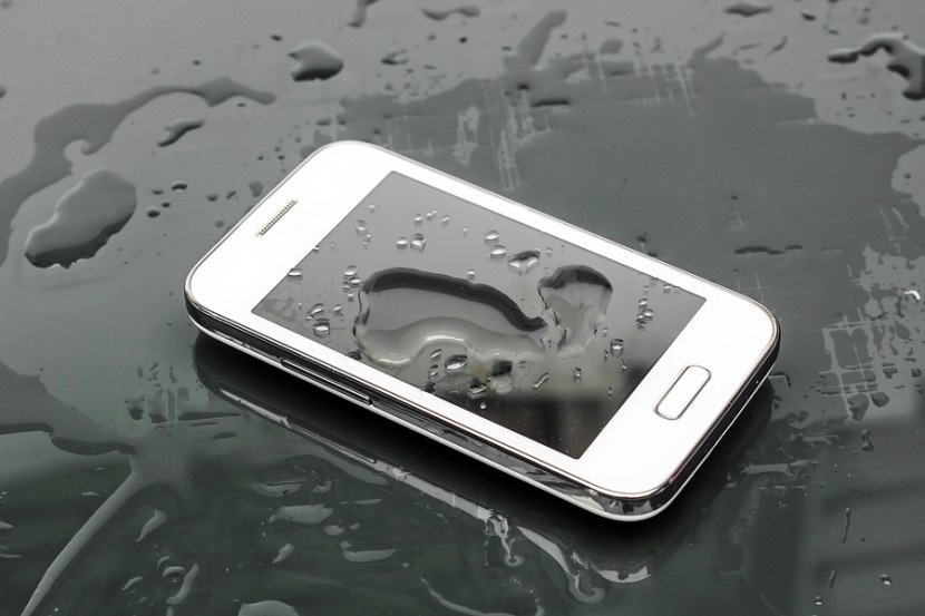 smartphone sobre água