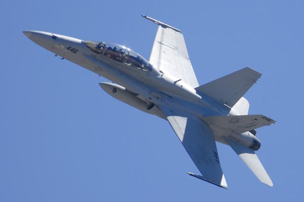 Do 'Hornet' ao 'Super Hornet' Boeing-mcdonnell-douglas-fa-18f-super-hornet-446-of-vfa-125-rough-raiders-brian-lockett