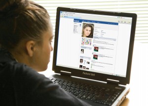 Adolescenti, "il male di vivere" si cura sui social network 131232929-acc0a9f6-c4c9-4773-b69d-a2f51cfba695