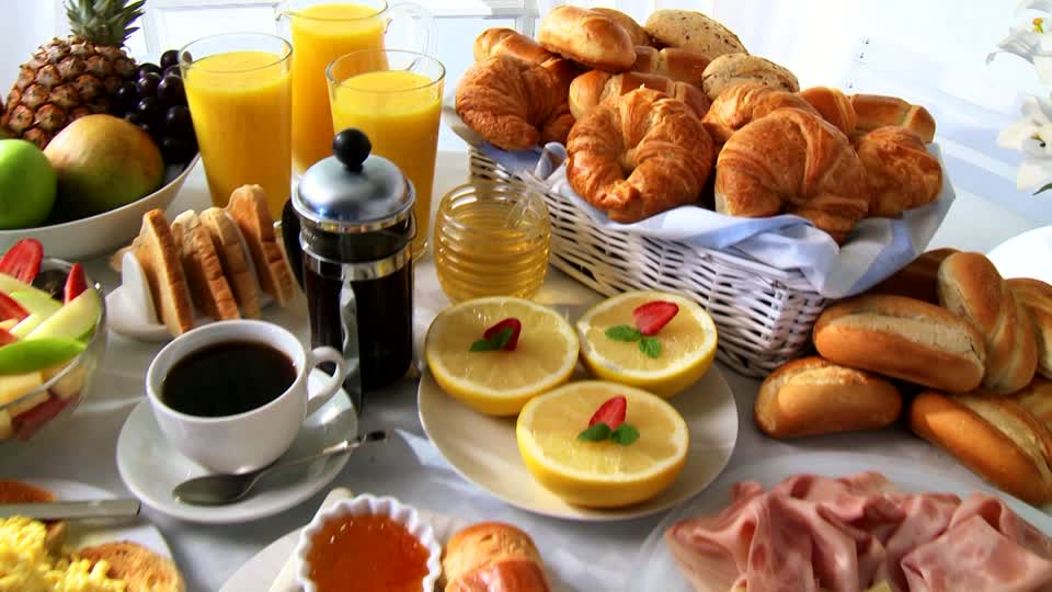 le bar  - Page 2 467652640-buffet-du-petit-dejeuner-assiette-froide-oeufs-brouilles-croissant