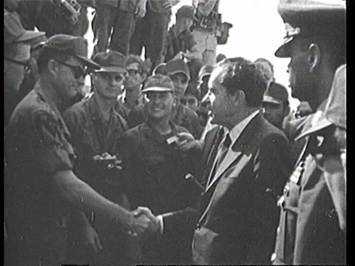 ¤ V1960 ¤ Topic officiel - Page 9 568755697-richard-nixon-guerre-du-vietnam-visite-des-troupes-visite-officielle