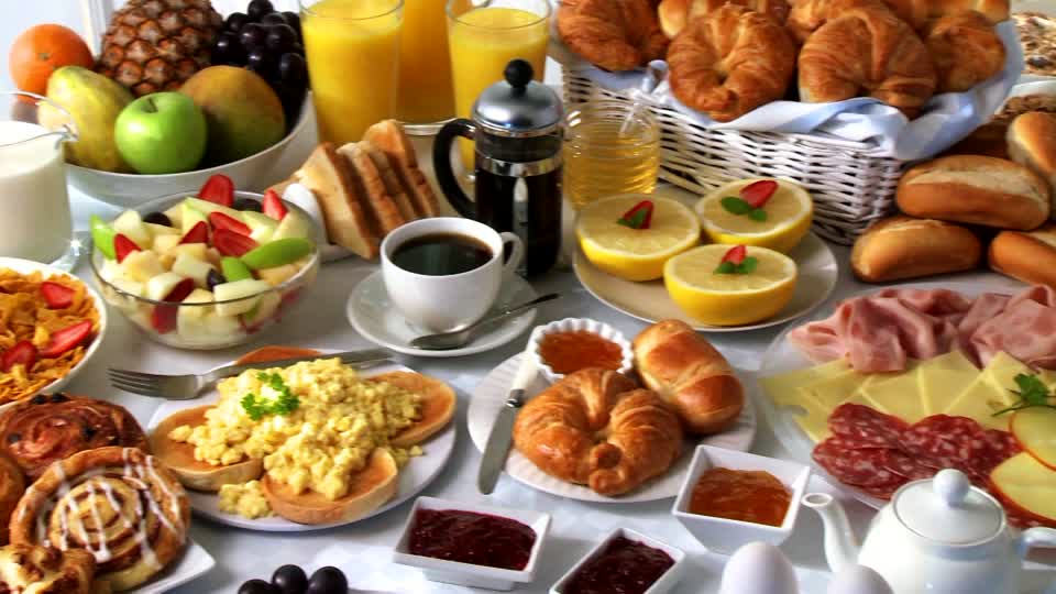 Vendredi 2 octobre 727604607-buffet-du-petit-dejeuner-assiette-froide-oeufs-brouilles-corn-flakes