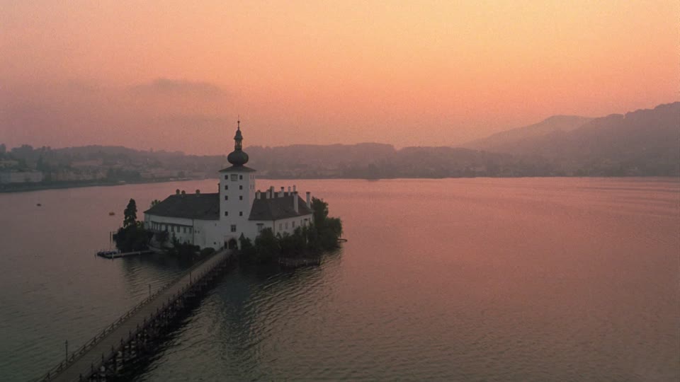 Que voyez vous par la fenêtre 760209458-schloss-ort-traunsee-gmunden-haute-autriche