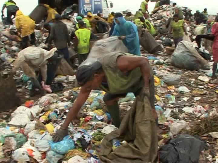 Humor en imagen - Página 2 850586214-bolsa-de-basura-vertedero-de-basura-clasificar-recoger