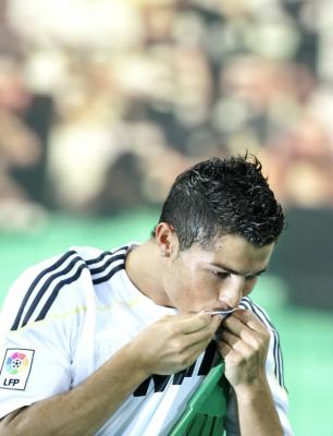 صور Cristiano Ronaldo فى الريال Cristiano-ronaldo-kiss-real-madrid-shirt