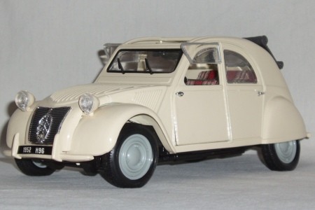 MAISTO :  2cv 1952 au 1/18ème 2CV-16