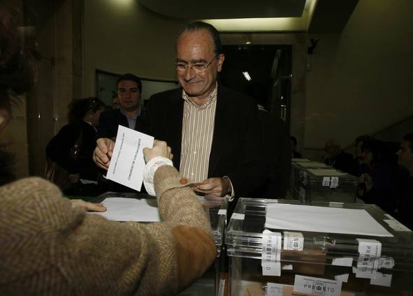 El presidente del CDA Luis Cuevas y el candidato regionalista José Clavero acuden a votar 1205057965856