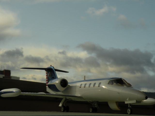 gates Learjet 35A hasegawa 1/48 02.98