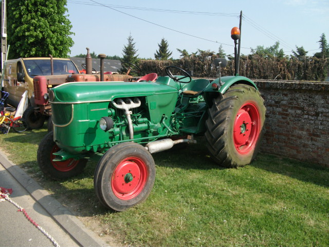 Des brocantes et du matériel agricole exposé !! 24.325