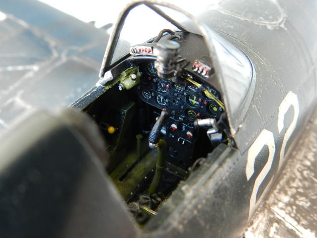 cockpit F4U4B   guerre de COREE 1/32 trumpeter 05.75