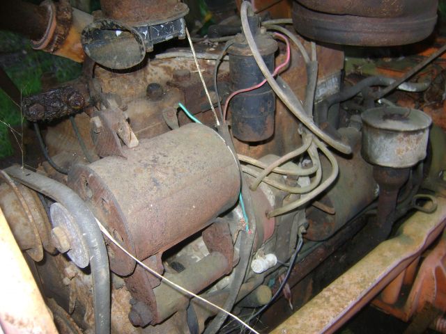 Montage d'un moteur  85  sur tracteur RENAULT 3042 02.143