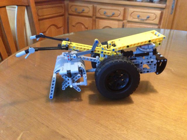 Bonjour voila un gm 430 en lego et un motoculteur 24.236