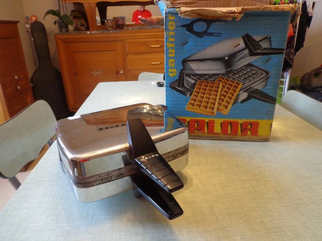 Electromenager de cuisine retro Robots - household appliance of 1950's -1960's 07.98