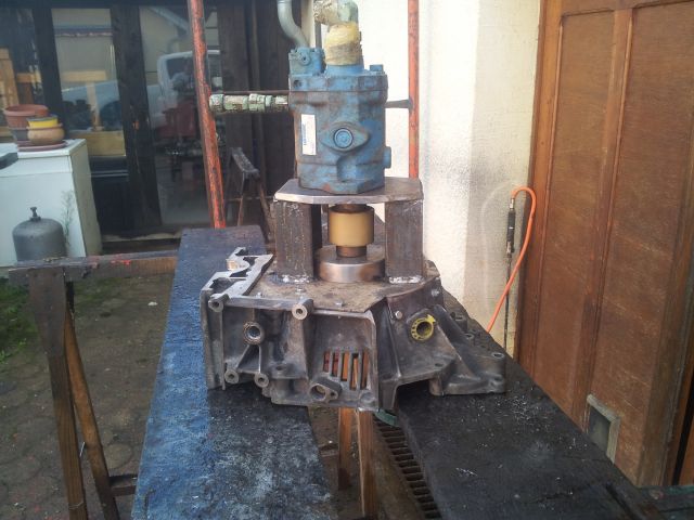 montage d'une pompe hydraulique sur moteur 205 D - Page 2 23.77