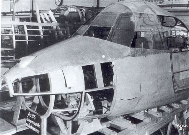 Ju 85, concurrent de son frère, le Ju 88 09.6