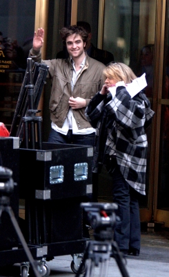 6 Julio-Nuevas/ Viejas fotos de Rob dejando el Today Show en 2010  Normal_deixando_todayshow_107