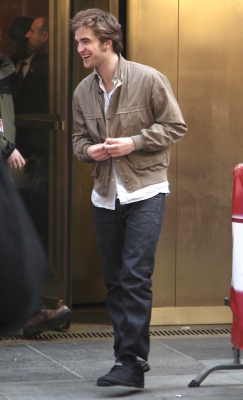 6 Julio-Nuevas/ Viejas fotos de Rob dejando el Today Show en 2010  Normal_deixando_todayshow_111