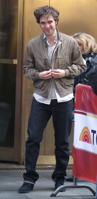 6 Julio-Nuevas/ Viejas fotos de Rob dejando el Today Show en 2010  Normal_deixando_todayshow_112