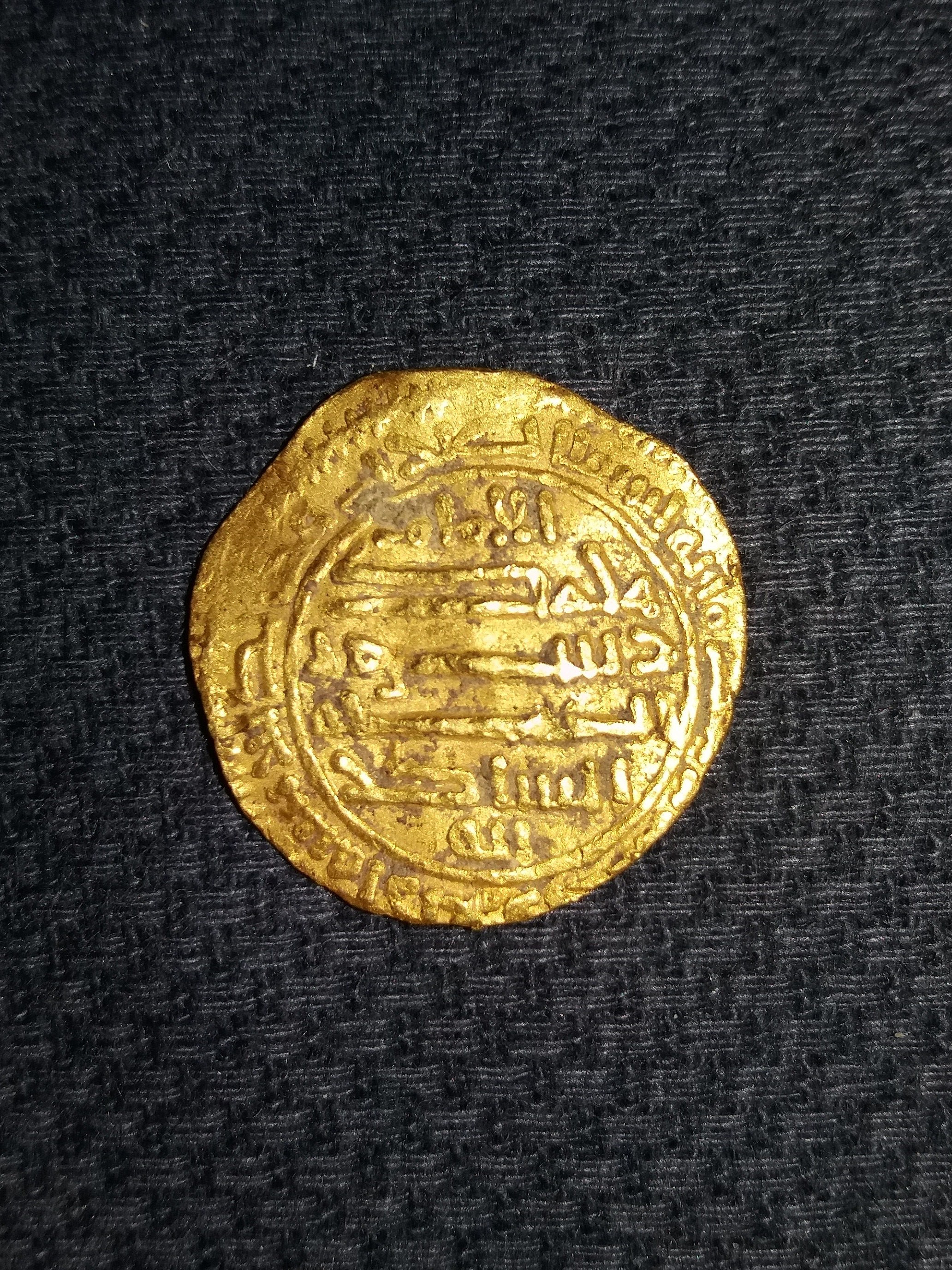 Dinar de los Midraríes de Siyilmasa a nombre de Muhammad ibn al Fath (ca. 341H). 4954cbe8422ddd17c4d4a385f903ad4bo