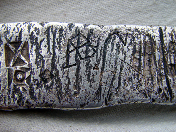 foto de lingote de plata como los encontrados en el antiocha español con simbolos     7118a68d45e26dae174cdf394c7976b5o