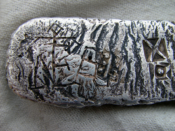 foto de lingote de plata como los encontrados en el antiocha español con simbolos     C9abb3a706e0f476d84b49a98cecd1edo