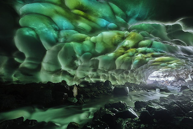 La cueva mágica del volcán Mutnovsky en Siberia Cueva-magica-mutnovsky-2