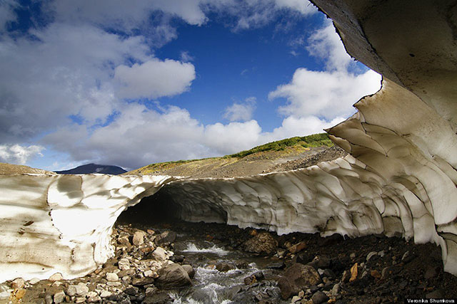 La cueva mágica del volcán Mutnovsky en Siberia Cueva-magica-mutnovsky-4