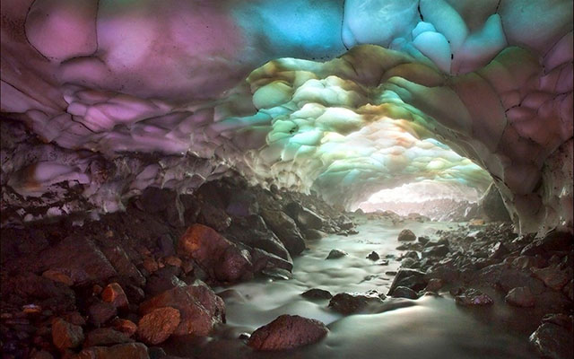 La cueva mágica del volcán Mutnovsky en Siberia Cueva-magica-mutnovsky