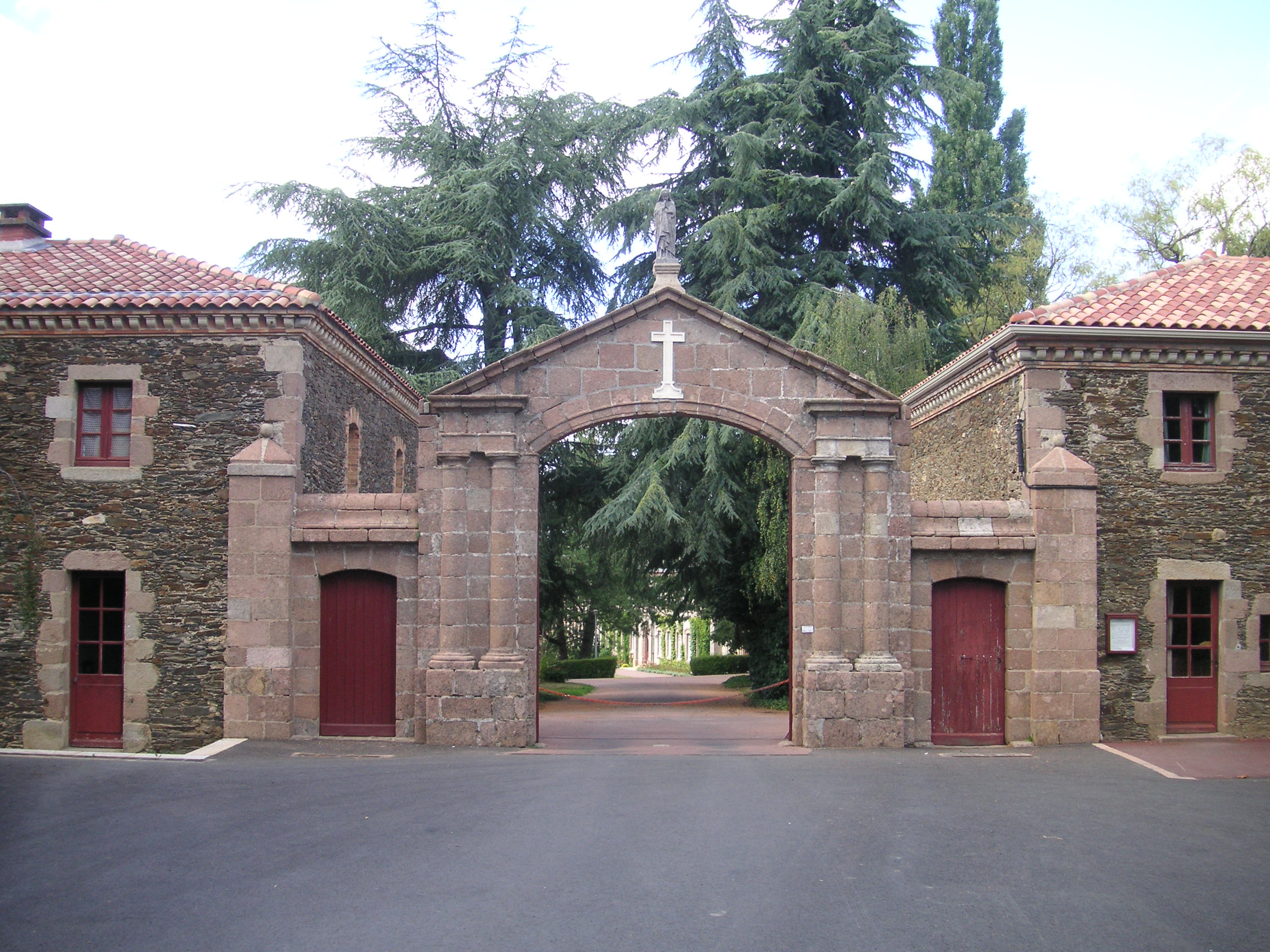 Reportage sur l'abbaye de Bellefontaine BelleFontaine01