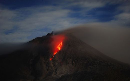 Indonésie : les images impressionnantes du volcan Sinabung en éruption 1