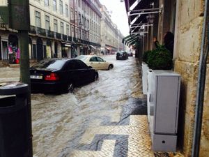  Des inondations éclair sèment le chaos dans le centre de Lisbonne  Bz5Jr9oIcAAcyTU