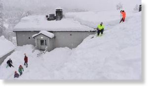 Record de neige en Norvège, les bâtiments menacent de s'écrouler Sundve_skule_vossestrand01