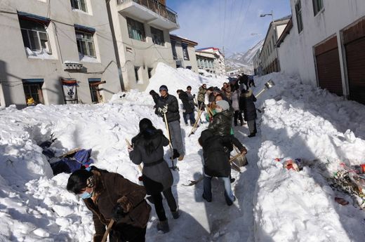 Chine : de gros dégâts causés par la neige au Tibet XxjwsfF000033_20120212_BJPFN1A