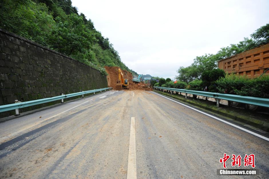 Glissements de terrain dans le sud ouest de la Chine  FOREIGN201506191515000184797109164