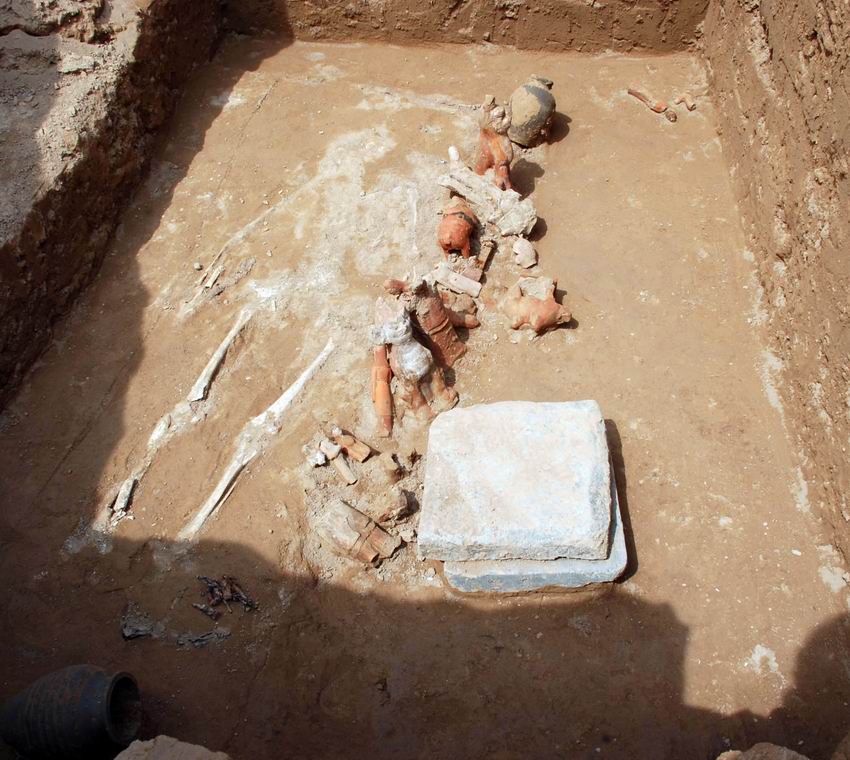 Découverte d'un « cimetière public » de dames de cour de la  F201302271621021715226750