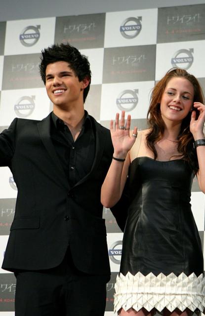 صور ابطال سلسلة توايلايت Taylor-lautner-and-kristen-stewart-3