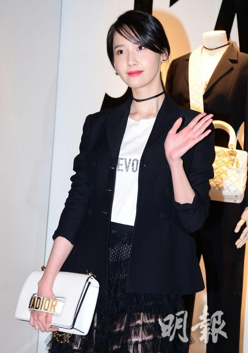 [PIC][28-02-2017] YoonA khởi hành đi Hồng Kông để tham dự sự kiện “DIOR 17S/S Landmark Pop Up Store” vào sáng nay - Page 3 1488284204331_BACD74C5CF5E3BA3F0E319558EDB8036