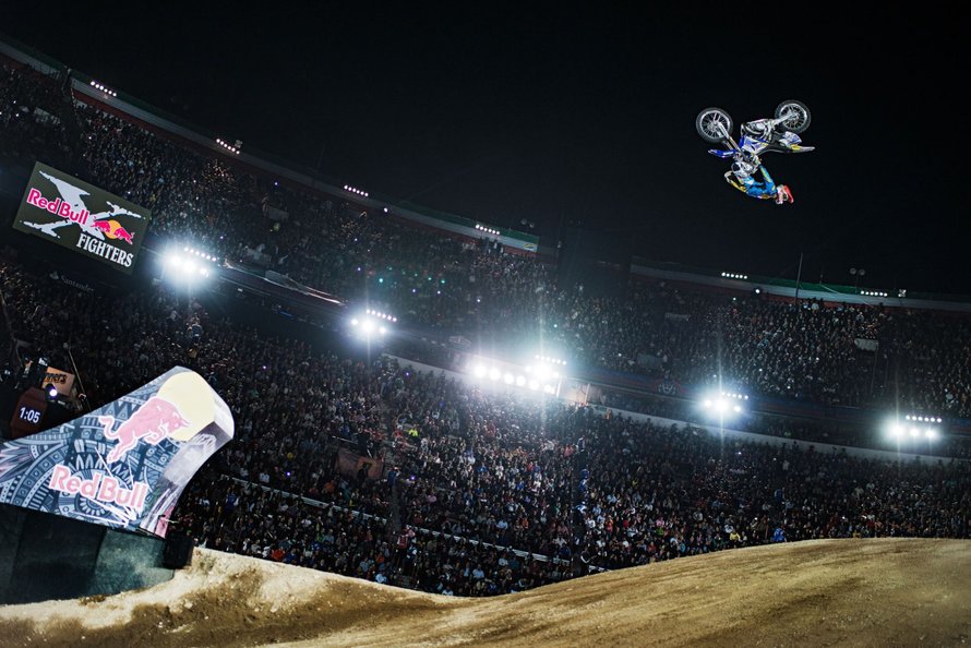 Tο Red Bull X-Fighters στις 12-6 στην Ελλάδα! 9u4oj94b