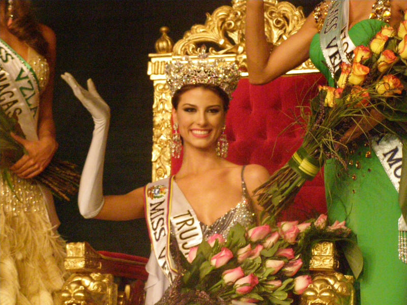 stefania fernandez, miss universe 2009. - Página 23 Cr4bffn3