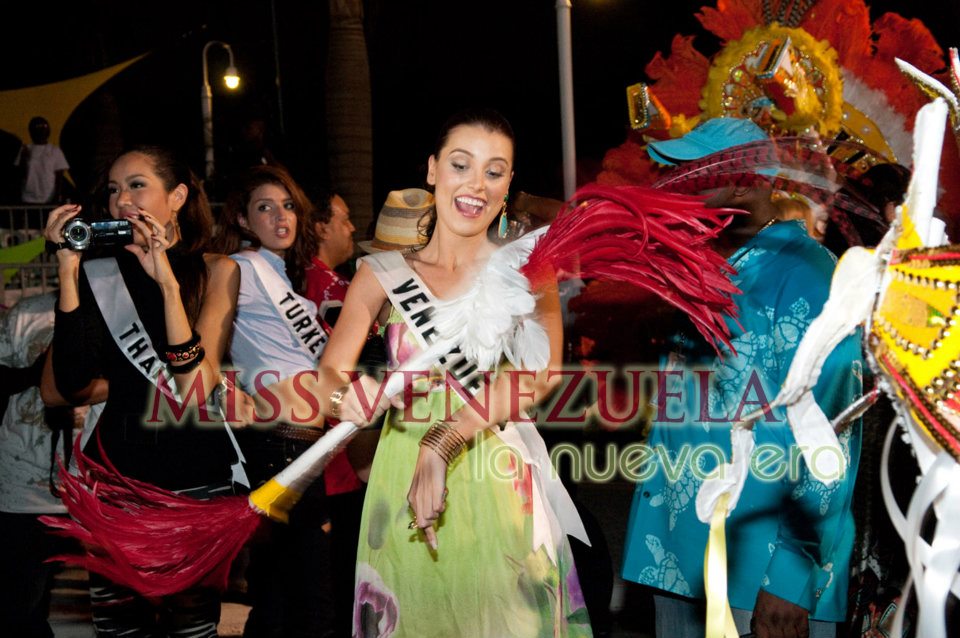 stefania fernandez, miss universe 2009. - Página 26 Awryebn2